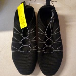*Brand new with tags* men's max water shoes, all in motion size 9
